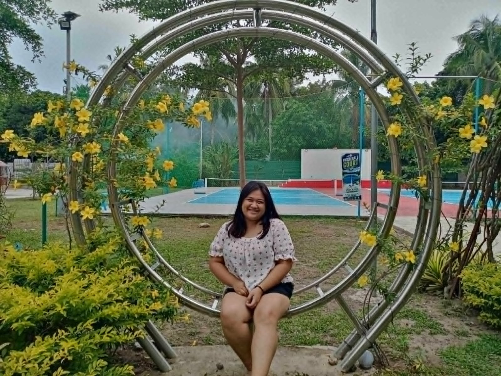 Photo-spot: floral ring arch