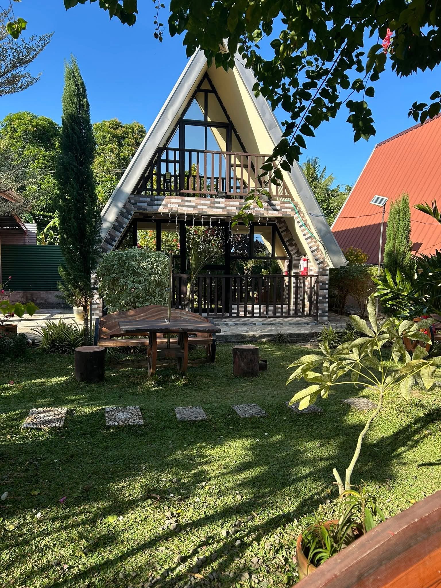 Cottage with outdoor lounge